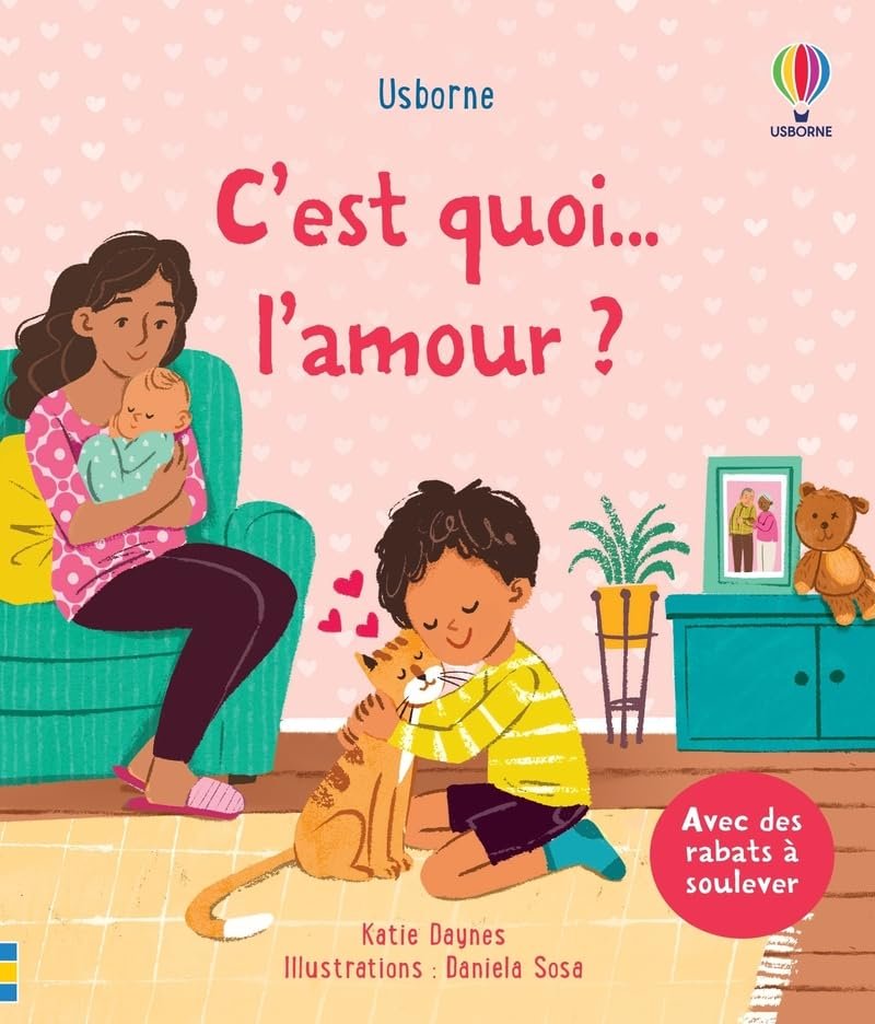 Couverture du livre " C'est quoi... l'amour?" Une maman dans un fauteuil avec son bébé dans les bras, et son fils un peu plus grand a genou sur un tapis qui fait un câlin à son chat. 