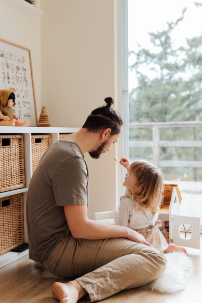 Un papa qui partage un moment de complicité avec sa fille. 