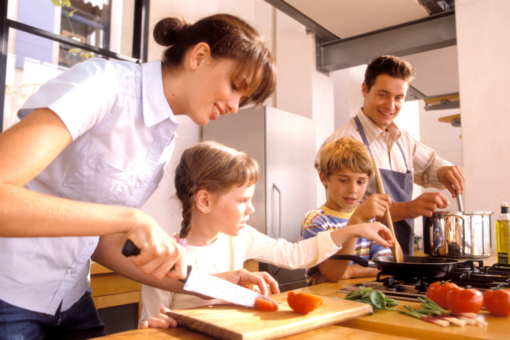 Une famille qui passe du temps ensemble en cuisine pour un moment privilégié.