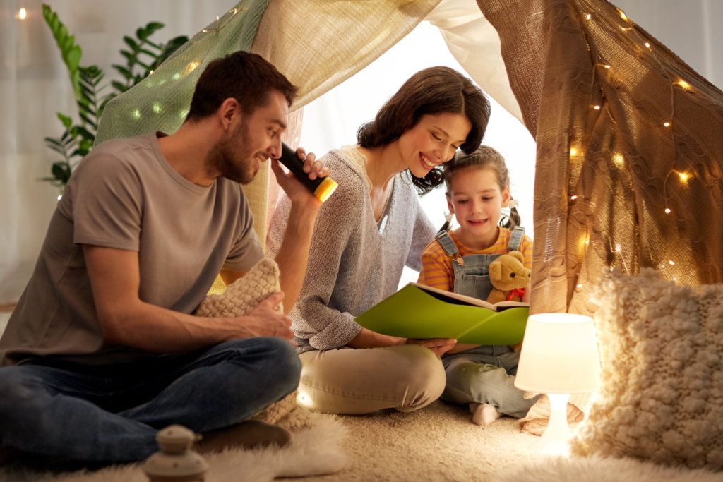 Un moment précieux en famille ou parents et enfants prennent un temps calme pour lire en famille, afin de créer des moments uniques et innoubliables.