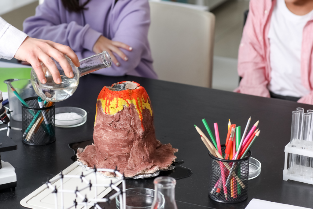 Expérience scientifique volcan avec du bicarbonate et du vinaigre blanc.